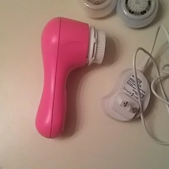 Clarisonic mia pink, 4 brushes amd charger